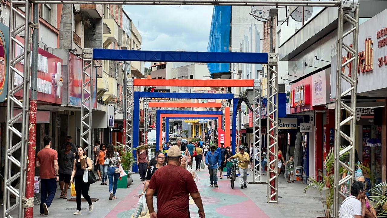 Estrutura de Carnaval começa a ganhar forma em Santos Dumont